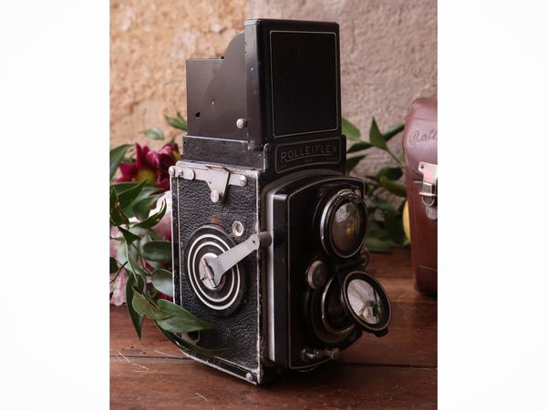 Macchina fotografia medio formato biottica, Rolleiflex  - Asta Un'antica dimora marchigiana: Arredi antichi e Arte contemporanea - Associazione Nazionale - Case d'Asta italiane