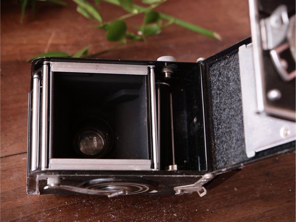 Macchina fotografia medio formato biottica, Rolleiflex  - Asta Un'antica dimora marchigiana: Arredi antichi e Arte contemporanea - Associazione Nazionale - Case d'Asta italiane