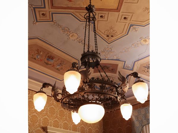 Lampadario a corona in ferro battuto  - Asta Un'antica dimora marchigiana: Arredi antichi e Arte contemporanea - Associazione Nazionale - Case d'Asta italiane