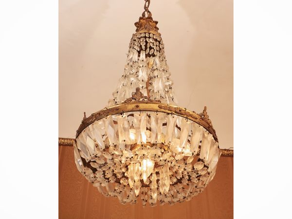 Piccolo lampadario a paniere in vetro e tole dorata  - Asta Un'antica dimora marchigiana: Arredi antichi e Arte contemporanea - Associazione Nazionale - Case d'Asta italiane