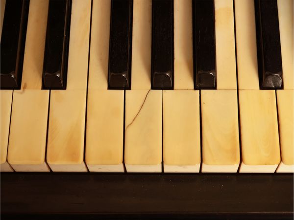 Pianoforte verticale in legno ebanizzato, Paul Scharff Berlin  - Asta Un'antica dimora marchigiana: Arredi antichi e Arte contemporanea - Associazione Nazionale - Case d'Asta italiane