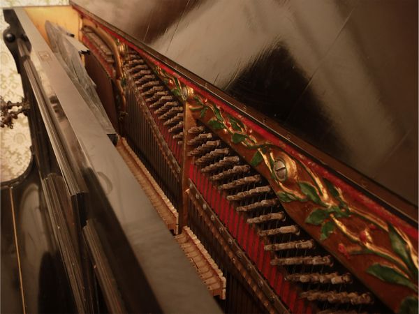 Pianoforte verticale in legno ebanizzato, Paul Scharff Berlin  - Asta Un'antica dimora marchigiana: Arredi antichi e Arte contemporanea - Associazione Nazionale - Case d'Asta italiane