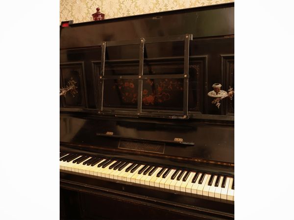 Pianoforte verticale in legno ebanizzato, Paul Scharff Berlin  - Asta Un'antica dimora marchigiana: Arredi antichi e Arte contemporanea - Associazione Nazionale - Case d'Asta italiane