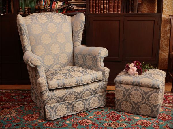 Poltrona bergere imbottita con ottomana  - Asta Un'antica dimora marchigiana: Arredi antichi e Arte contemporanea - Associazione Nazionale - Case d'Asta italiane