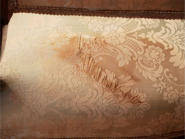 Poltrona in noce  - Asta Un'antica dimora marchigiana: Arredi antichi e Arte contemporanea - Associazione Nazionale - Case d'Asta italiane