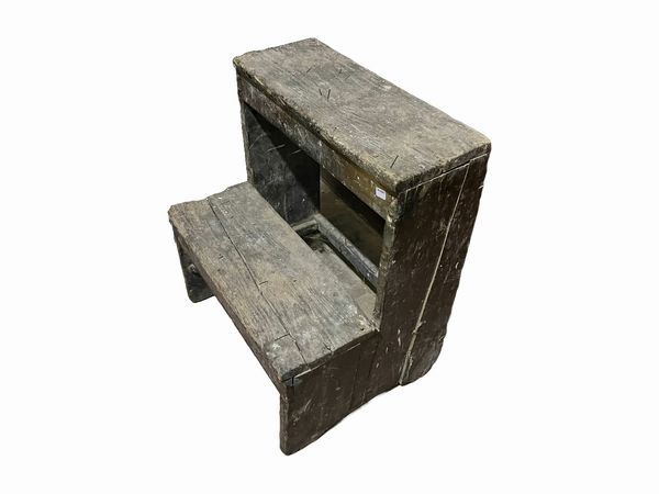 Scaletta rustica in legno tenero  - Asta Un'antica dimora marchigiana: Arredi antichi e Arte contemporanea - Associazione Nazionale - Case d'Asta italiane