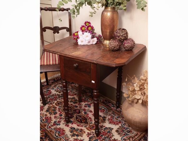 Tavolino da lavoro in noce  - Asta Un'antica dimora marchigiana: Arredi antichi e Arte contemporanea - Associazione Nazionale - Case d'Asta italiane