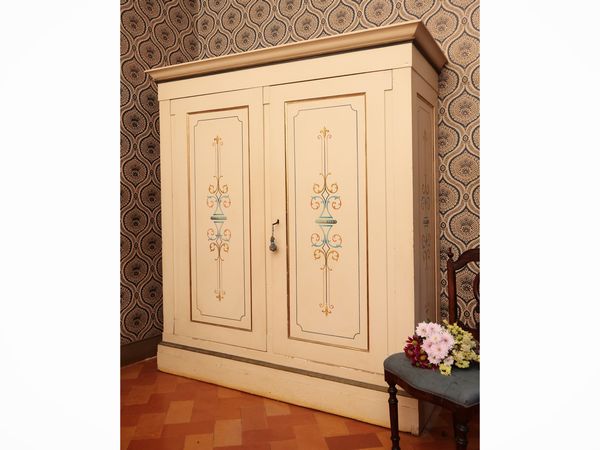 Armadio in legno tinto bianco  - Asta Un'antica dimora marchigiana: Arredi antichi e Arte contemporanea - Associazione Nazionale - Case d'Asta italiane