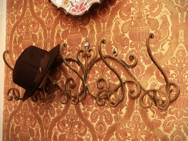 Tre complementi di arredo  - Asta Un'antica dimora marchigiana: Arredi antichi e Arte contemporanea - Associazione Nazionale - Case d'Asta italiane