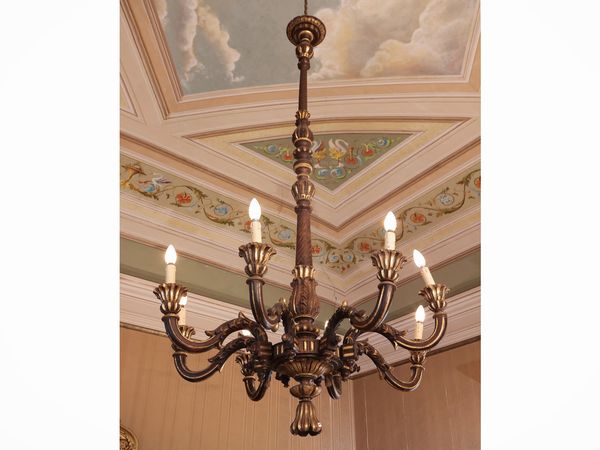 Grande lampadario in legno intagliato e lumeggiato in oro  - Asta Un'antica dimora marchigiana: Arredi antichi e Arte contemporanea - Associazione Nazionale - Case d'Asta italiane