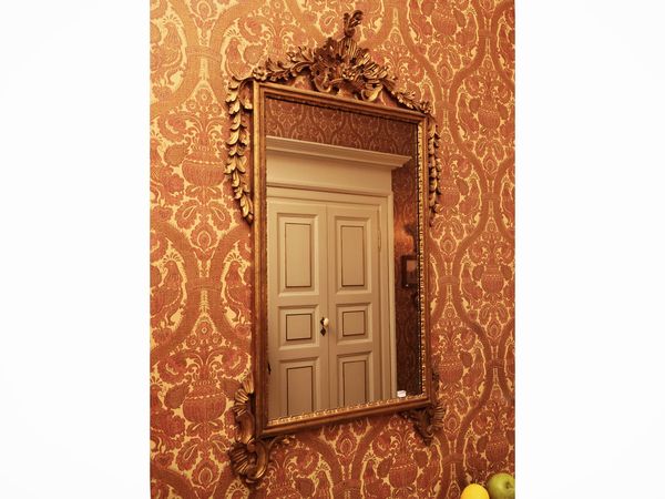 Specchiera con cornice in legno intagliato e dorato  - Asta Un'antica dimora marchigiana: Arredi antichi e Arte contemporanea - Associazione Nazionale - Case d'Asta italiane