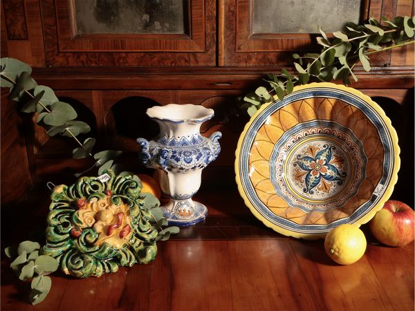 Accessori per la casa in terracotta smaltata policroma  - Asta Un'antica dimora marchigiana: Arredi antichi e Arte contemporanea - Associazione Nazionale - Case d'Asta italiane