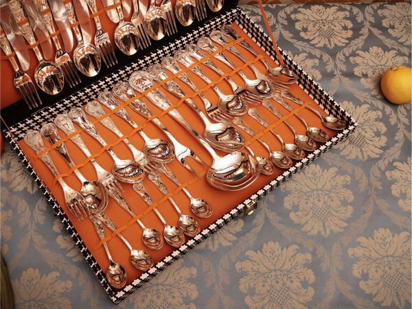 Servizio di posate in metallo argentato  - Asta Un'antica dimora marchigiana: Arredi antichi e Arte contemporanea - Associazione Nazionale - Case d'Asta italiane