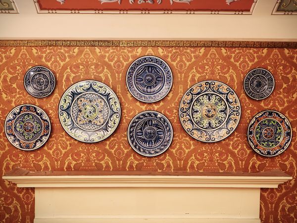 Serie di sette piatti da parata in terracotta smaltata, Marco Marcial  - Asta Un'antica dimora marchigiana: Arredi antichi e Arte contemporanea - Associazione Nazionale - Case d'Asta italiane