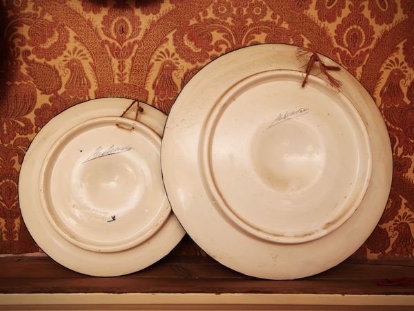 Serie di sette piatti da parata in terracotta smaltata, Marco Marcial  - Asta Un'antica dimora marchigiana: Arredi antichi e Arte contemporanea - Associazione Nazionale - Case d'Asta italiane