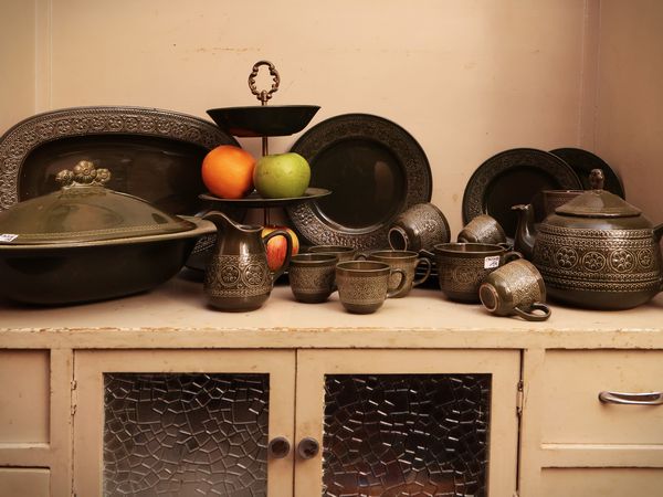 Servizio di piatti in ceramica smaltata verde oliva, Laveno  - Asta Un'antica dimora marchigiana: Arredi antichi e Arte contemporanea - Associazione Nazionale - Case d'Asta italiane