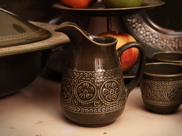 Servizio di piatti in ceramica smaltata verde oliva, Laveno  - Asta Un'antica dimora marchigiana: Arredi antichi e Arte contemporanea - Associazione Nazionale - Case d'Asta italiane