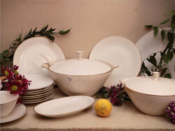 Servizio di piatti in porcellana avorio  - Asta Un'antica dimora marchigiana: Arredi antichi e Arte contemporanea - Associazione Nazionale - Case d'Asta italiane