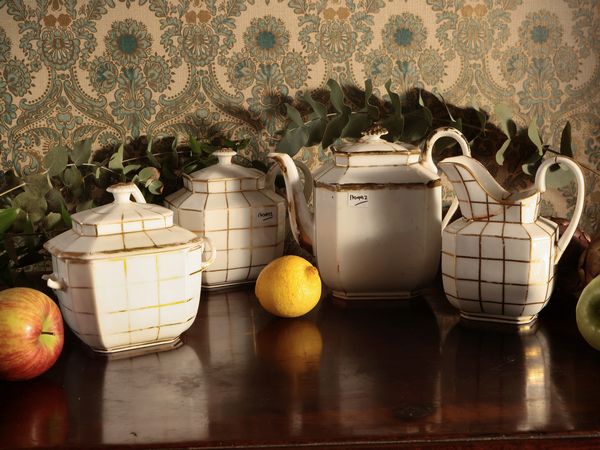 Set per servire il t in porcellana  - Asta Un'antica dimora marchigiana: Arredi antichi e Arte contemporanea - Associazione Nazionale - Case d'Asta italiane