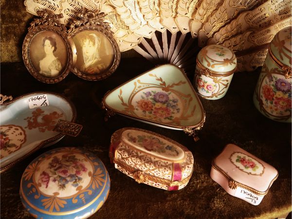 Lotto di galanterie  - Asta Un'antica dimora marchigiana: Arredi antichi e Arte contemporanea - Associazione Nazionale - Case d'Asta italiane