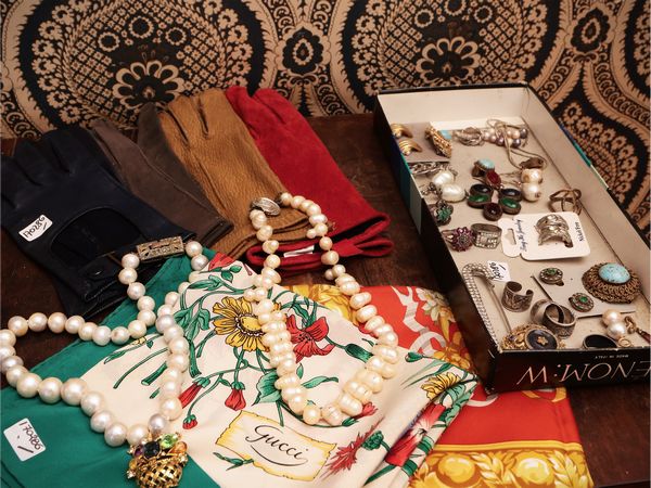 Accessori vintage  - Asta Un'antica dimora marchigiana: Arredi antichi e Arte contemporanea - Associazione Nazionale - Case d'Asta italiane