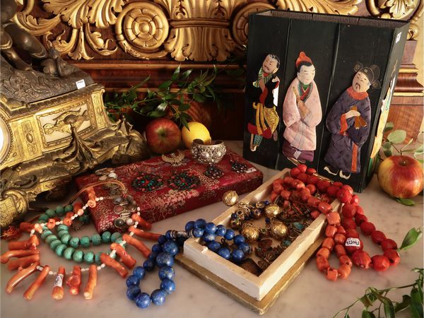 Assortimento di bijoux etnici  - Asta Un'antica dimora marchigiana: Arredi antichi e Arte contemporanea - Associazione Nazionale - Case d'Asta italiane