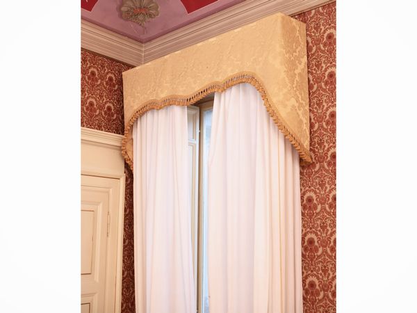 Coppia di tendaggi per due finestre  - Asta Un'antica dimora marchigiana: Arredi antichi e Arte contemporanea - Associazione Nazionale - Case d'Asta italiane
