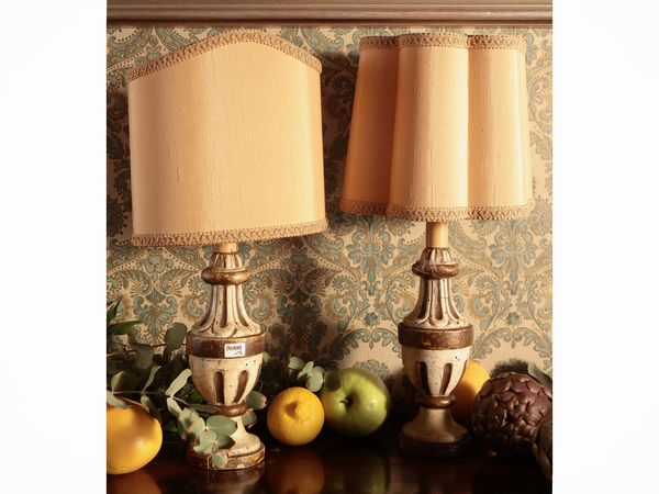 Coppia di torciere in legno intagliato, laccato e dorato  - Asta Un'antica dimora marchigiana: Arredi antichi e Arte contemporanea - Associazione Nazionale - Case d'Asta italiane