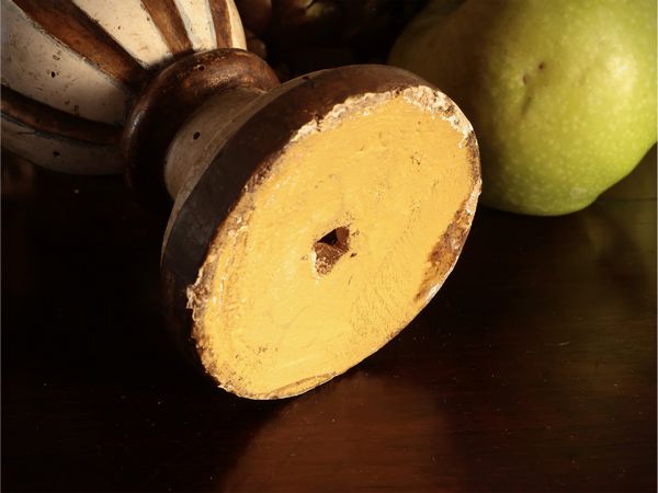 Coppia di torciere in legno intagliato, laccato e dorato  - Asta Un'antica dimora marchigiana: Arredi antichi e Arte contemporanea - Associazione Nazionale - Case d'Asta italiane