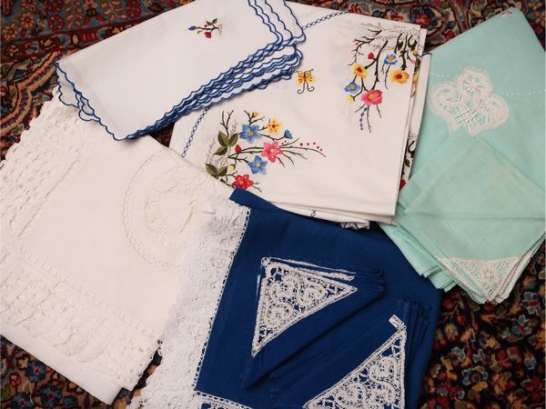 Lotto di tovaglie in lino e cotone  - Asta Un'antica dimora marchigiana: Arredi antichi e Arte contemporanea - Associazione Nazionale - Case d'Asta italiane