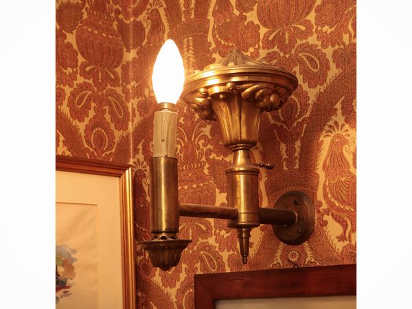 Serie di quattro applique in ottone  - Asta Un'antica dimora marchigiana: Arredi antichi e Arte contemporanea - Associazione Nazionale - Case d'Asta italiane