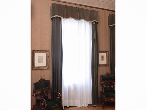 Serie di tendaggi per tre finestre in velluto verde salvia  - Asta Un'antica dimora marchigiana: Arredi antichi e Arte contemporanea - Associazione Nazionale - Case d'Asta italiane