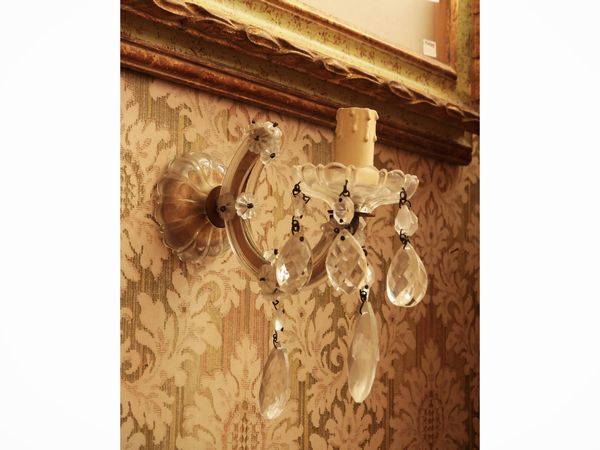 Serie di tre applique in vetro e metallo dorato  - Asta Un'antica dimora marchigiana: Arredi antichi e Arte contemporanea - Associazione Nazionale - Case d'Asta italiane