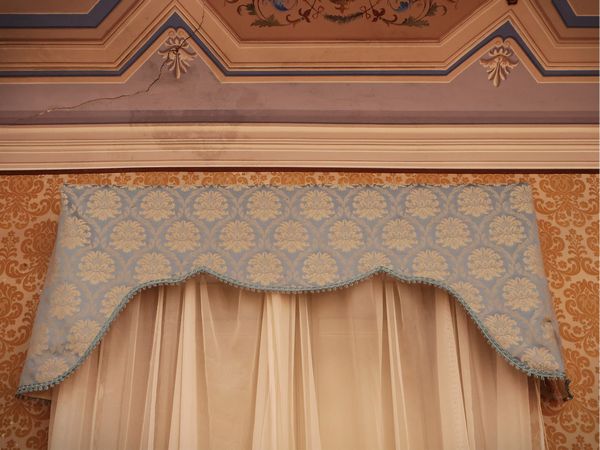 Tendaggio per una finestra  - Asta Un'antica dimora marchigiana: Arredi antichi e Arte contemporanea - Associazione Nazionale - Case d'Asta italiane