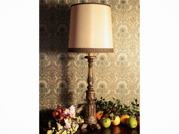 Torciera in legno intagliato e laccato  - Asta Un'antica dimora marchigiana: Arredi antichi e Arte contemporanea - Associazione Nazionale - Case d'Asta italiane