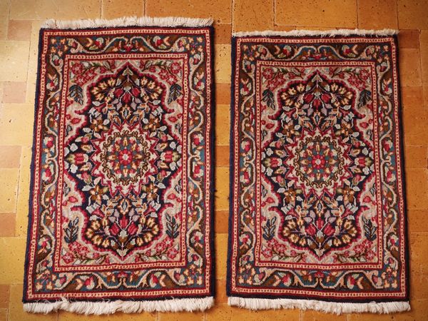 Coppia di piccoli tappeti  - Asta Un'antica dimora marchigiana: Arredi antichi e Arte contemporanea - Associazione Nazionale - Case d'Asta italiane