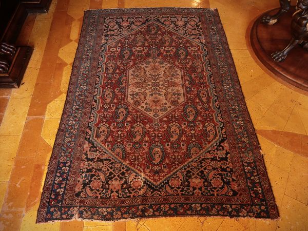 Tappeto caucasico di vecchia manifattura  - Asta Un'antica dimora marchigiana: Arredi antichi e Arte contemporanea - Associazione Nazionale - Case d'Asta italiane