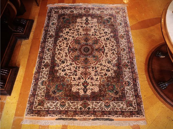 Tappeto in seta  - Asta Un'antica dimora marchigiana: Arredi antichi e Arte contemporanea - Associazione Nazionale - Case d'Asta italiane