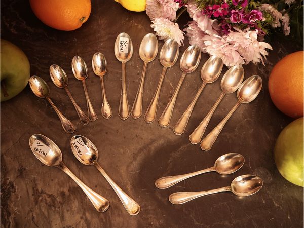 Assortimento di cucchiaini da t� e caff� in argento  - Asta Un'antica dimora marchigiana: Arredi antichi e Arte contemporanea - Associazione Nazionale - Case d'Asta italiane