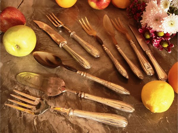 Assortimento di posate da portata con manico rivestito in argento  - Asta Un'antica dimora marchigiana: Arredi antichi e Arte contemporanea - Associazione Nazionale - Case d'Asta italiane