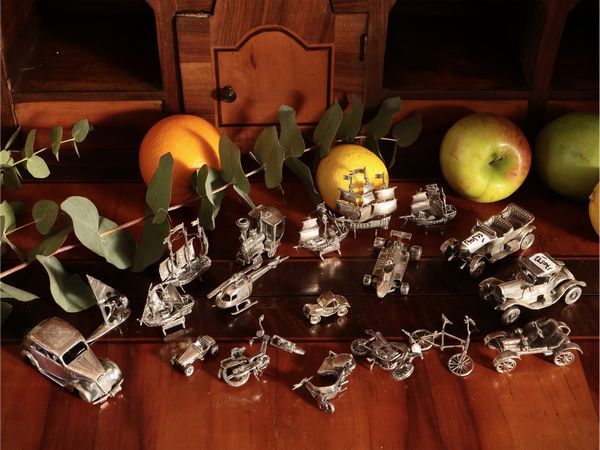 Miniature in argento  - Asta Un'antica dimora marchigiana: Arredi antichi e Arte contemporanea - Associazione Nazionale - Case d'Asta italiane