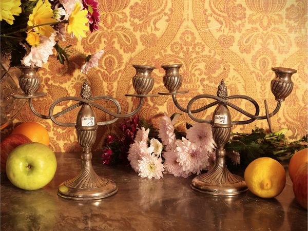 Coppia di candelabri in argento  - Asta Un'antica dimora marchigiana: Arredi antichi e Arte contemporanea - Associazione Nazionale - Case d'Asta italiane