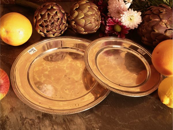 Coppia di vassoi in argento  - Asta Un'antica dimora marchigiana: Arredi antichi e Arte contemporanea - Associazione Nazionale - Case d'Asta italiane