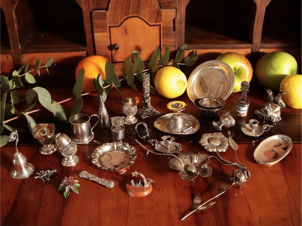 Curiosit� in argento  - Asta Un'antica dimora marchigiana: Arredi antichi e Arte contemporanea - Associazione Nazionale - Case d'Asta italiane