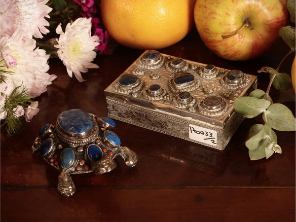 Due accessori decorativi in argento 925 e lapislazzuli  - Asta Un'antica dimora marchigiana: Arredi antichi e Arte contemporanea - Associazione Nazionale - Case d'Asta italiane