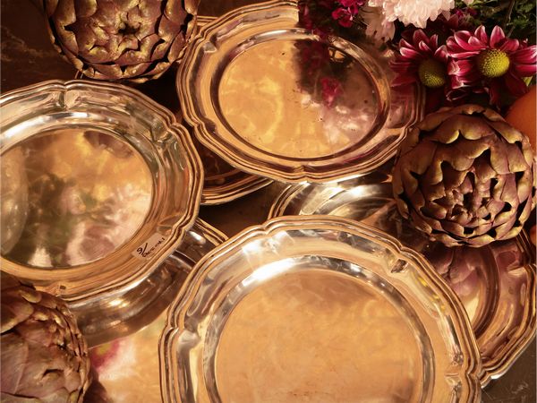 Serie di sei vassoi in argento  - Asta Un'antica dimora marchigiana: Arredi antichi e Arte contemporanea - Associazione Nazionale - Case d'Asta italiane