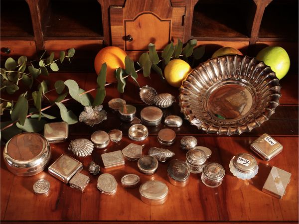 Ninnoli in argento  - Asta Un'antica dimora marchigiana: Arredi antichi e Arte contemporanea - Associazione Nazionale - Case d'Asta italiane