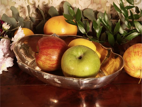 Vassoio centrotavola in argento  - Asta Un'antica dimora marchigiana: Arredi antichi e Arte contemporanea - Associazione Nazionale - Case d'Asta italiane