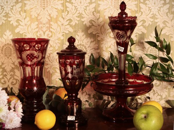 Tre accessori in cristallo di Boemia rosso rubino  - Asta Un'antica dimora marchigiana: Arredi antichi e Arte contemporanea - Associazione Nazionale - Case d'Asta italiane