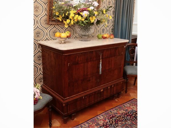 Cassettone impiallacciato in noce  - Asta Un'antica dimora marchigiana: Arredi antichi e Arte contemporanea - Associazione Nazionale - Case d'Asta italiane